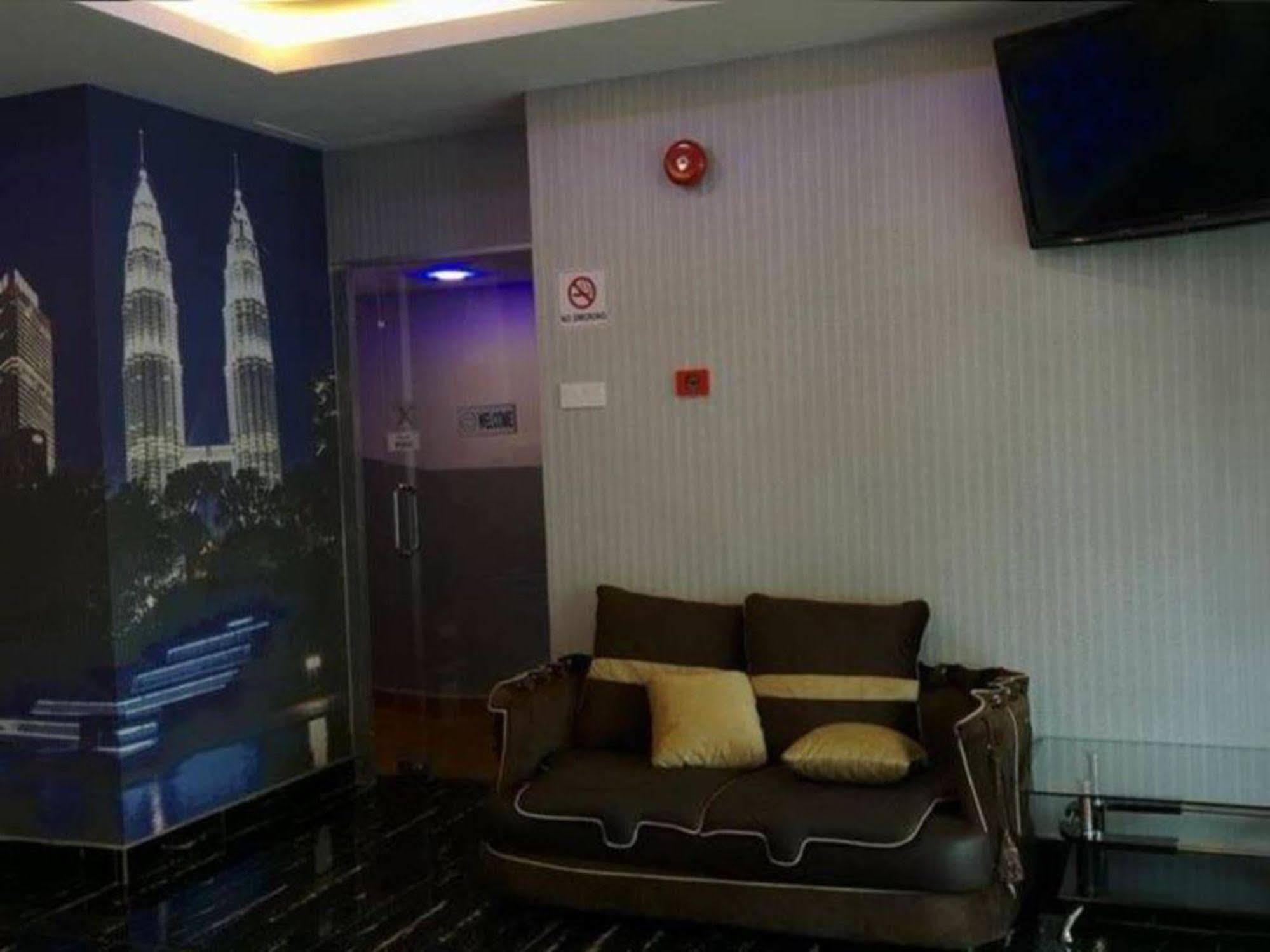 Oyo 176 Hotel Q Inn Petaling Jaya Exterior photo