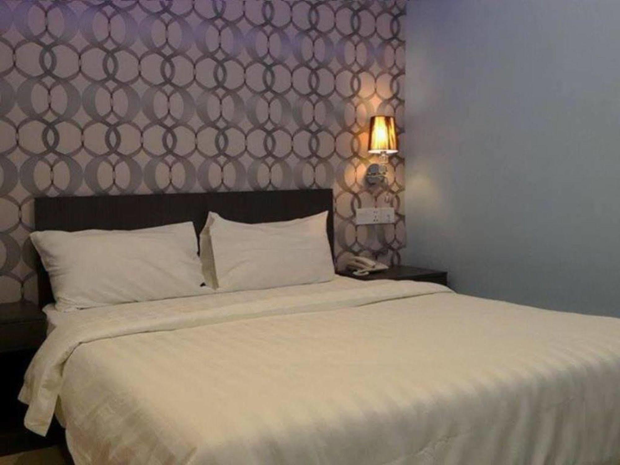 Oyo 176 Hotel Q Inn Petaling Jaya Exterior photo