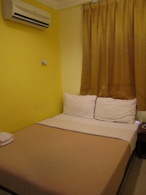 Oyo 176 Hotel Q Inn Petaling Jaya Exterior photo